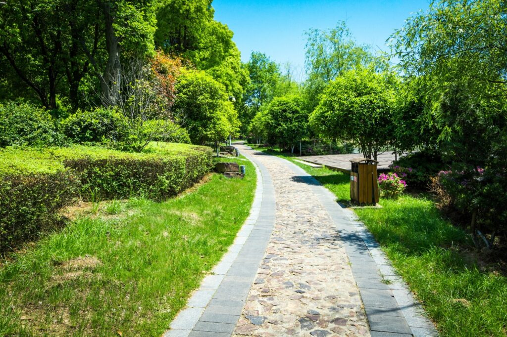 narzędzia do układania obrzeży w ogrodzie