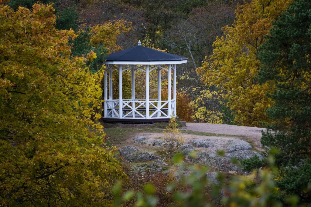 Schody do altanki wykonane z palisad