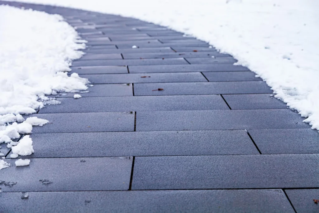 jak zabezpieczyć płyty brukowe przed zimą