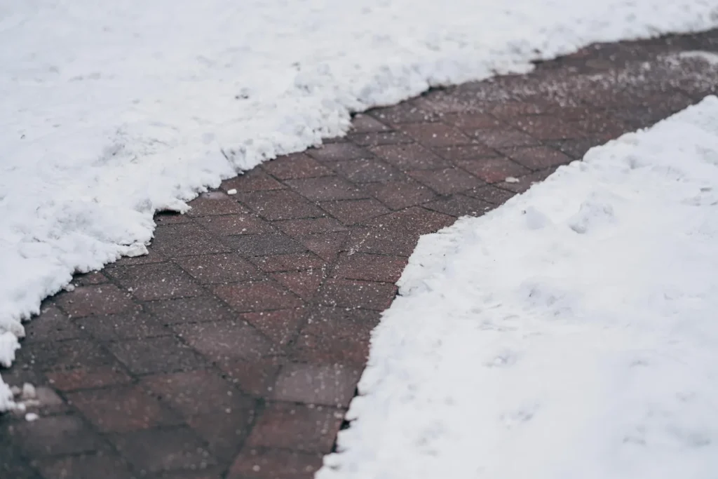 sposoby zabezpieczenia płyt brukowych przed zimą