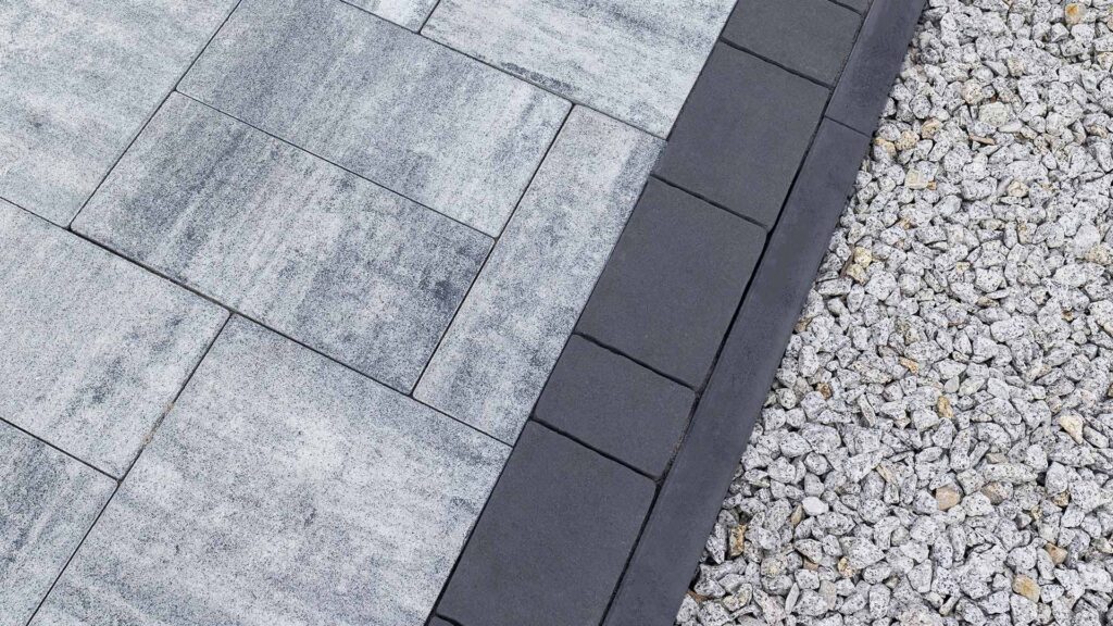porównanie obrzeży betonowych i plastikowych do kostki