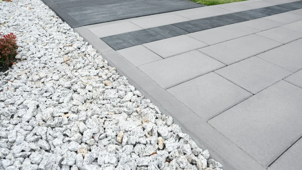 porównanie obrzeży betonowych i plastikowych do kostki brukowej