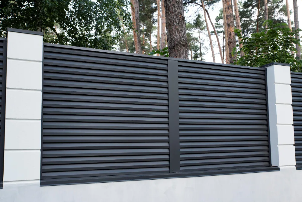 Czy ogrodzenia z pustaków betonowych pasują do nowoczesnych domów