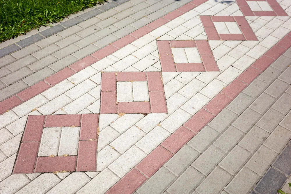 Jak usunąć plamy oleju z kostki betonowej?