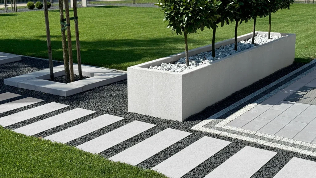 Obrzeża brukowe w ogrodach skalnych