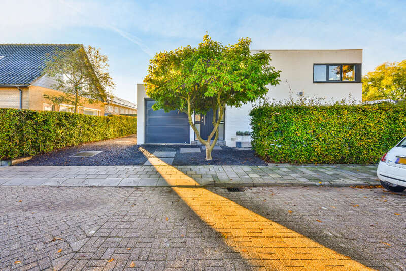 Jak układać płyty wielkoformatowe na podjeździe?