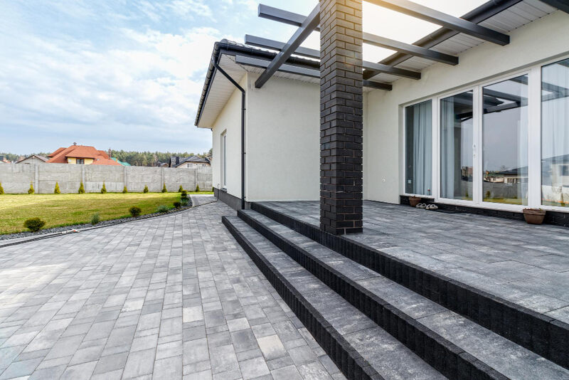 Palisady przy wejściu do domu