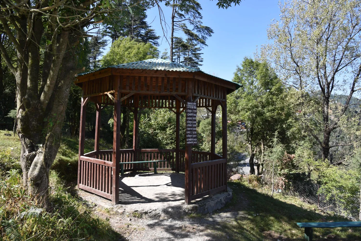 Schody do altany wykonane z palisad