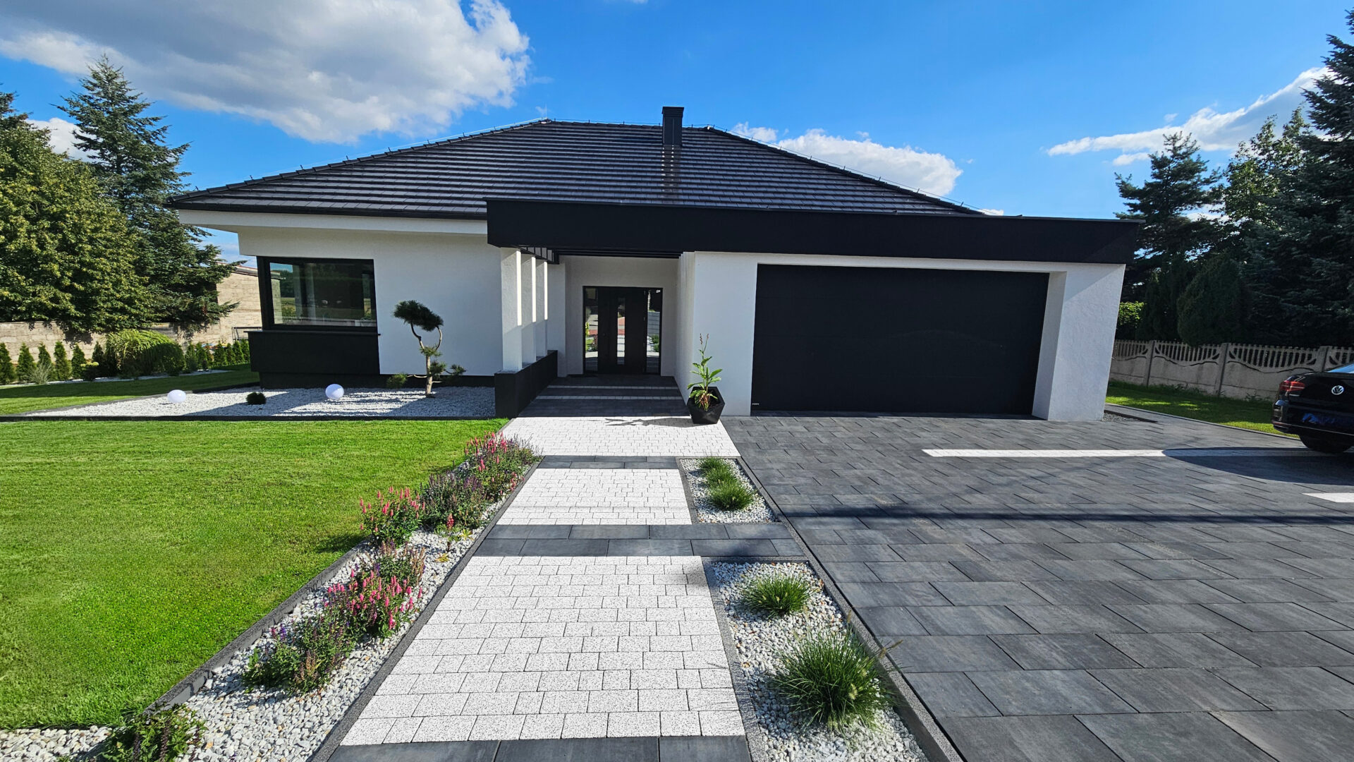 Jak pozbyć się olejowych plam z podjazdu z płyt brukowych?