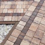 porównanie obrzeży betonowych i plastikowych