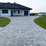 Palisady jako obrzeże podjazdu