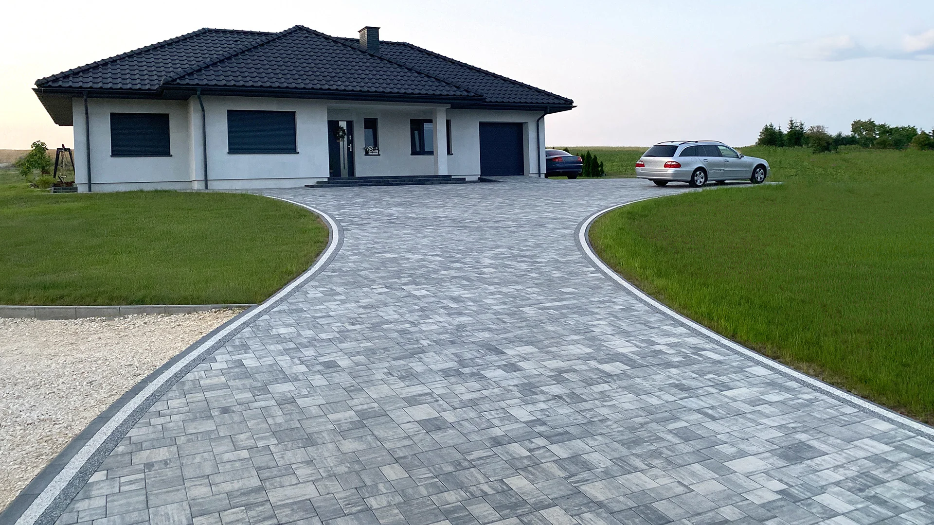 Palisady jako obrzeże podjazdu