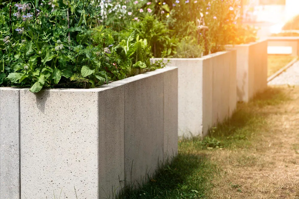 Jak zaaranżować ogród na małej działce z użyciem betonu