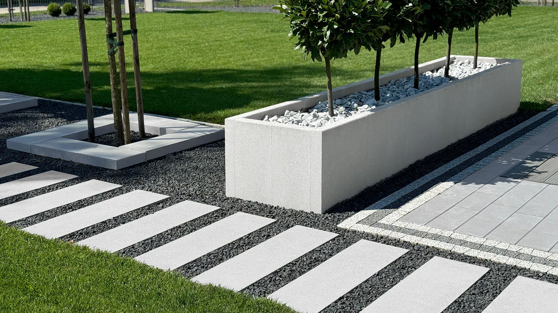 Jak wyznaczyć granice trawnika z palisad